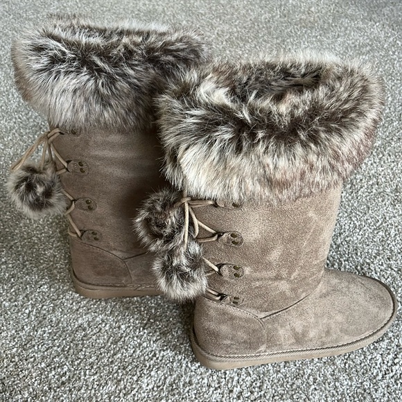 Casual Winter boots size 8 faux suede outer faux fur lining & lace up w Pom Pom - Picture 1 of 16